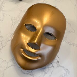 LIGHT-THERAPY GOLDEN FACIAL TREATMENT DEVICE
FIVE-COLOURED LED MASK by MZ Skin